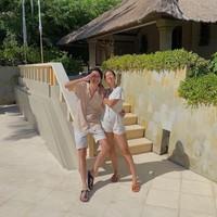 Sebelumnya Sherina terlihat beberapa kali membagikan potret kemesraannya dengan Baskara. Pasangan tersebut pun banyak diidolakan karena gaya keduanya yang kerap tampil simpel dan sederhana namun tetap memukau. Foto: Instagram @baskaramahendra