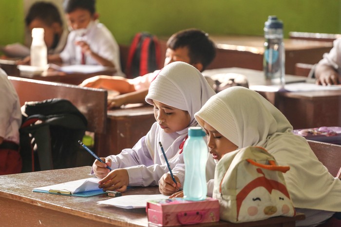 Sejumlah siswa mengikuti ujian Penilaian Akhir Semester (PAS) di SDN Pondok Cina 1, Depok, Jawa Barat, Selasa (6/12/2022). Pekan ujian Penilaian Akhir Semester (PAS) yang berlangsung sampai 9 Desember tersebut menjadi pekan terakhir para siswa berkegiatan belajar mengajar sebelum direlokasi ke SDN Pocin 3 dan SDN Pocin 5 dikarenakan lahan sekolah itu akan dijadikan masjid.