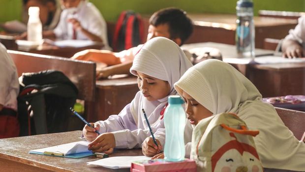 Sejumlah siswa mengikuti ujian Penilaian Akhir Semester (PAS) di SDN Pondok Cina 1, Depok, Jawa Barat, Selasa (6/12/2022). Pekan ujian Penilaian Akhir Semester (PAS) yang berlangsung sampai 9 Desember tersebut menjadi pekan terakhir para siswa berkegiatan belajar mengajar sebelum direlokasi ke SDN Pocin 3 dan SDN Pocin 5 dikarenakan lahan sekolah itu akan dijadikan masjid.