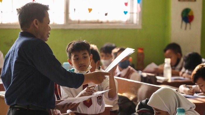 Sejumlah siswa mengikuti ujian Penilaian Akhir Semester (PAS) di SDN Pondok Cina 1, Depok, Jawa Barat, Selasa (6/12/2022). Pekan ujian Penilaian Akhir Semester (PAS) yang berlangsung sampai 9 Desember tersebut menjadi pekan terakhir para siswa berkegiatan belajar mengajar sebelum direlokasi ke SDN Pocin 3 dan SDN Pocin 5 dikarenakan lahan sekolah itu akan dijadikan masjid.
