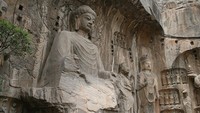 Longmen Grottoes adalah rangkaian sekitar 110.000 patung batu berukir di dalam 2.300 gua batu kapur di Provinsi Henan, China. Ratusan ribu patung ini menggambarkan tokoh-tokoh agama Buddha.Di area Gua Fengxian, terdapat patung Buddha setinggi 16 meter, diapit oleh 8 murid dan penjaga surga. Sementara itu di Gua Wan Fo Tung, terdapat 15.000 patung Buddha, beberapa di antaranya bahkan setinggi 10 cm. Gua lainnya berisi 2.800 prasasti batu. Salah satunya yaitu Gua Resep Medis, berisi lebih dari 140 perawatan medis kuno dan penyembuhan penyakit. (Foto: Gary Todd/Wikimedia Commons)