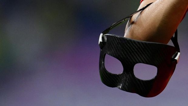 Soccer Football - FIFA World Cup Qatar 2022 - Round of 16 - Brazil v South Korea - Stadium 974, Doha, Qatar - December 5, 2022 South Korea's Son Heung-min holds his mask after the match REUTERS/Annegret Hilse     TPX IMAGES OF THE DAY