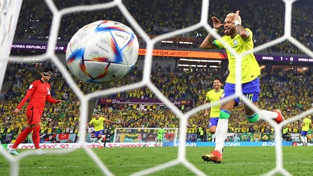 Soccer Football - FIFA World Cup Qatar 2022 - Round of 16 - Brazil v South Korea - Stadium 974, Doha, Qatar - December 5, 2022 Brazil's Neymar celebrates scoring their second goal REUTERS/Carl Recine     TPX IMAGES OF THE DAY