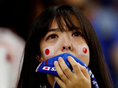 Soccer Football - FIFA World Cup Qatar 2022 - Round of 16 - Japan v Croatia - Al Janoub Stadium, Al Wakrah, Qatar - December 5, 2022  Japan fan looks dejected after the penalty shootout as Japan are eliminated from the World Cup REUTERS/John Sibley     TPX IMAGES OF THE DAY