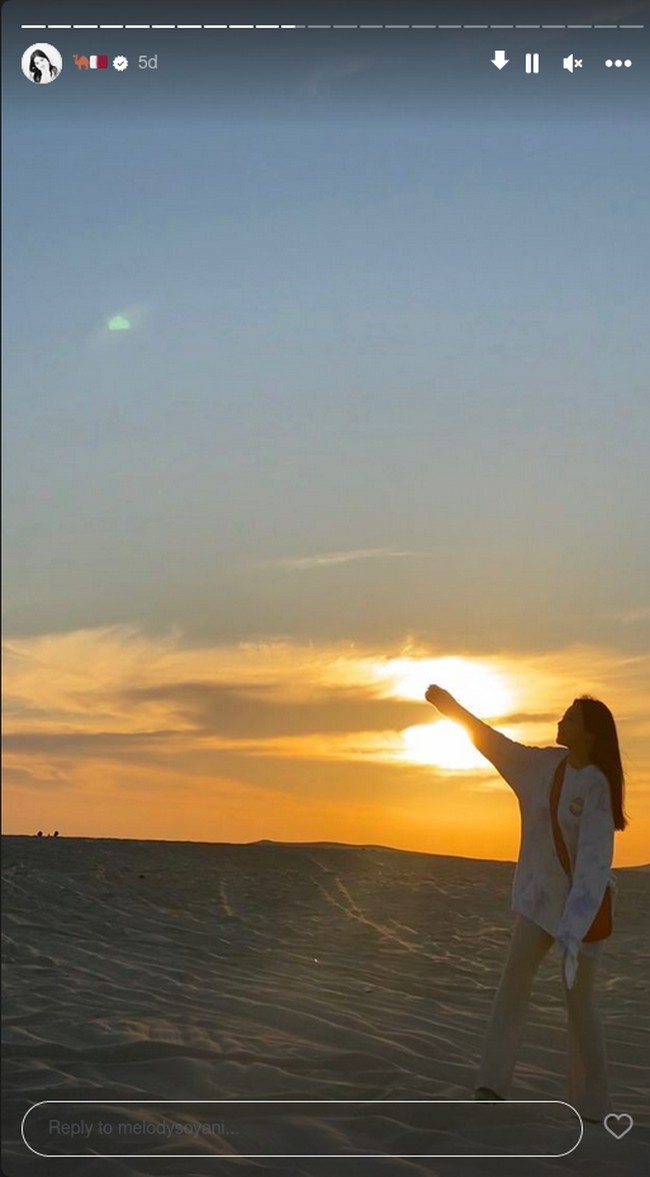 Dari postingannya, Soyeon terlihat ikut sang suami ke Qatar. Selain menemani dan mendukung Cho Yu-min, wanita 35 tahun tersebut terlihat jalan-jalan.Foto: Instagram @melodysoyani