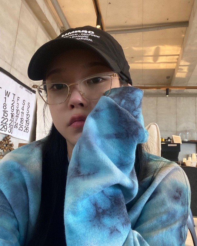 Soyeon lebih tua sembilan tahun dari pemain bola tampan tersebut. Dikatakan jika Cho Yu-min dulu adalah fans dari Soyeon di T-ara bahkan memiliki fotonya ketika masih aktif jadi idol dulu.Foto: Instagram @melodysoyani