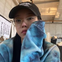 Soyeon lebih tua sembilan tahun dari pemain bola tampan tersebut. Dikatakan jika Cho Yu-min dulu adalah fans dari Soyeon di T-ara bahkan memiliki fotonya ketika masih aktif jadi idol dulu.Foto: Instagram @melodysoyani