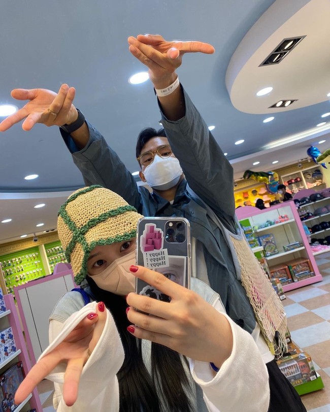 Setelah upacara pernikahan semua orang penasaran tentang bagaimana kami memutuskan untuk menunda agar fokus pada Piala Dunia seperti yang dilaporakn. Itulah sebegitu petingnya kesempatan ini yang kita lakukan secara bersunggung-sungguh. Tolong dukung pemain bola Cho Yu-min begitu juga dengan timnas Korea Selatan, tulisnya.Foto: Instagram @melodysoyani