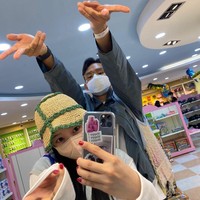 Setelah upacara pernikahan semua orang penasaran tentang bagaimana kami memutuskan untuk menunda agar fokus pada Piala Dunia seperti yang dilaporakn. Itulah sebegitu petingnya kesempatan ini yang kita lakukan secara bersunggung-sungguh. Tolong dukung pemain bola Cho Yu-min begitu juga dengan timnas Korea Selatan, tulisnya.Foto: Instagram @melodysoyani