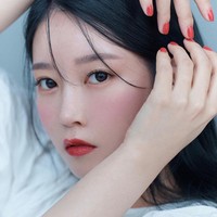 Tak banyak pemain bola Korea Selatan yang diketahui memiliki pasangan. Pemain bernomor 24, Cho Yu-min, diketahui baru menikah dengan mantan personel girl group T-ara, Soyeon.Foto: Instagram @melodysoyani