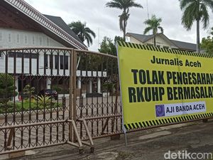 Gerbang DPRA Ditutup Spanduk Tolak Pengesahan RKUHP Bermasalah
