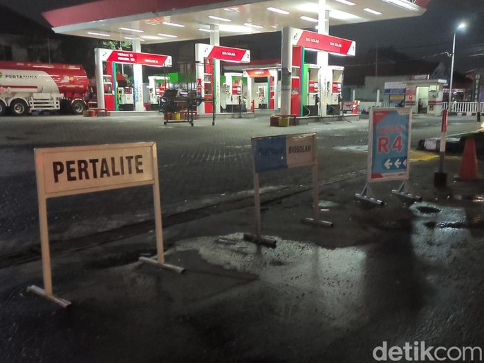 SPBU Medaeng Sidoarjo yang terkena imbas puting beliung hingga tidak beroperasi selama 5 jam SPBU Medaeng Sidoarjo yang terkena imbas puting beliung hingga tidak beroperasi selama 5 jam