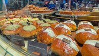 Starbucks Reserve Roastery ini juga menawarkan aneka pastry dan roti yang nikmat. Seperti brioche dengan isian krim vanilla dan pistachio ini. Foto: Joey Hadden/Insider & Starbucks Reserve