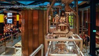 Di samping tempat duduk, ada mesin pembuat kopi yang besar dan canggih. Mesin itu diperlihatkan dengan jelas, sehingga pelanggan bisa mengetahui prosesnya. Foto: Joey Hadden/Insider & Starbucks Reserve