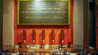 Ada papan bertuliskan Starbucks Reserve Roastery yang di bagian bawahnya ada beberapa tabung berisikan biji kopi. Kamu bisa melihat beragam jenis biji kopi yang digunakan di sana. Foto: Joey Hadden/Insider & Starbucks Reserve