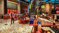 Tampilan Starbuks ini sangat klasik. Terlihat dari dekorasi ruangan hingga ke lantainnya yang berdesain mozaik. Foto: Joey Hadden/Insider & Starbucks Reserve