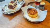 Tampilan makanan dan minuman di Starbucks Reserve Roastery ini juga cantik. Tampak seperti di kafe biasa, karena penyajiannya tidak menggunakan gelas plastik berlogo Starbucks. Foto: Joey Hadden/Insider & Starbucks Reserve