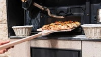 Bahkan, ada pizza bar juga di Starbucks Reserve Roastery Milan ini. Kamu bisa memesan pizza dengan sajian yang masih baru setiap harinya. Foto: Joey Hadden/Insider & Starbucks Reserve