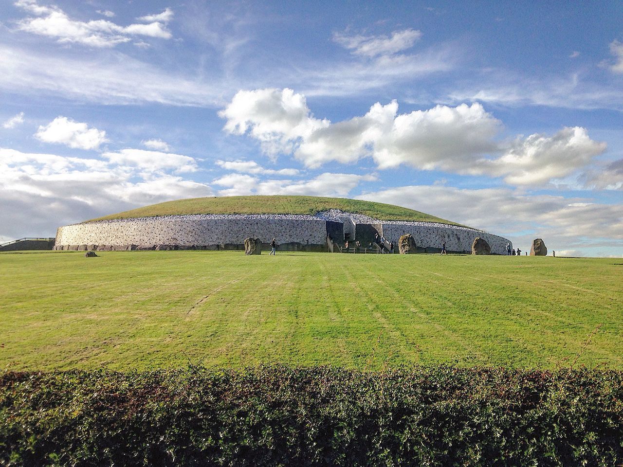 Tampilan depan Newgrange dari luar.