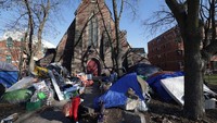 Penampakan tenda-tenda milik tunawisma di halaman luar Gereja Saint Stephen-in-the-Fields di Toronto, Kanada, Minggu (4/12/2022).  