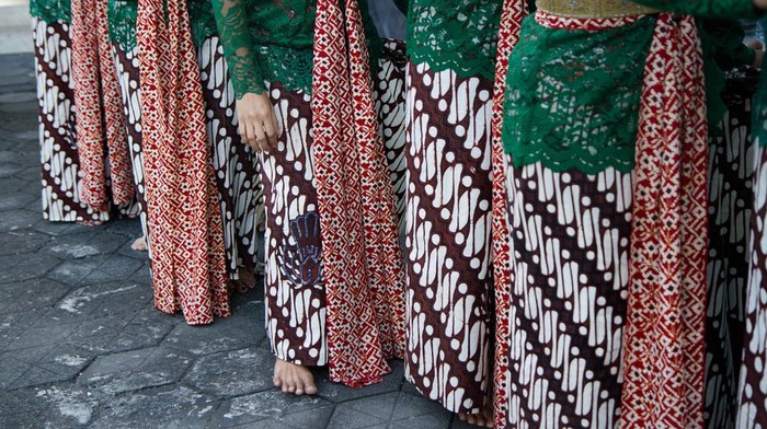 Batik parang adalah salah satu jenis motif batik masyarakat Jawa. Batik parang juga disebut sebagai batik keraton dan merupakan motif paling tua di Indonesia.