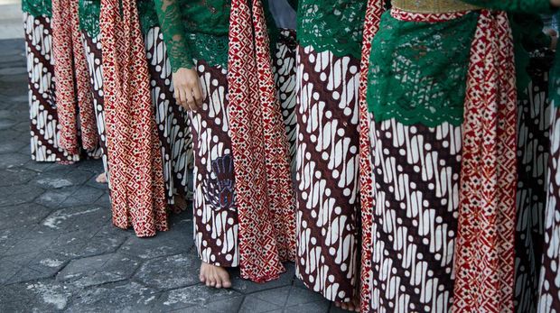 Batik parang adalah salah satu jenis motif batik masyarakat Jawa. Batik parang juga disebut sebagai batik keraton dan merupakan motif paling tua di Indonesia.