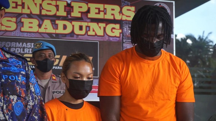 Tersangka James P asal AS (kanan) dan Mary CQ asal Filipina bersekongkol lakukan pemerkosaan terhadap BJC asal Filipina di salah satu vila di Canggu, Badung, akhir November lalu. Foto: Agus Eka