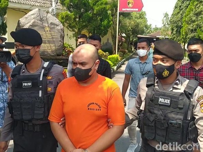 Tersangka pembunuhan berencana terhadap ayah, ibu, dan kakak, Dhio Daffa Swadilla (22), dihadirkan dalam pers rilis di kantor Polresta Magelang, Selasa (6/12/2022).