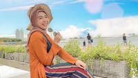 Tika Rosmala lalu mengungkapkan fun fact soal dirinya yang ternyata suka beli hijab, baju, dan celana secara online lantaran malas keluar rumah serta tak pentingkan merek. (Foto: dok Instagram)