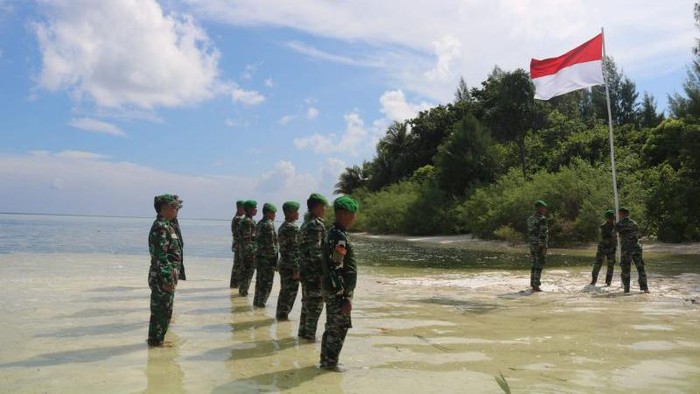 TNI AD Kibarkan Bendera Merah Putih di Kepulauan Widi