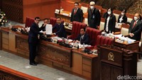 Peristiwa kelam hukum lainnya ada dari DPR yang mengesahkan RKUHP menjadi Undang-undang saat pembicaraan tingkat II di rapat paripurna ke-11 masa persidangan II tahun sidang 2022-2023 pada tanggal 6 Desember 2022. Dalam catatan Aliansi Nasional Reformasi KUHP, ada 10 isu yang dianggap bermasalah di RKUHP. Berikut rinciannya: Pasal terkait living law, Pidana mati, Perampasan Aset untuk denda individu, Larangan penghinaan presiden, Contempt of Court, Larangan unjuk rasa tanpa pemberitahuan, Alat kontrasepsi, Larangan penyebaran Marxisme dan Leninisme hingga Tindak pidana terkait agama. (Ari Saputra/Detikcom)