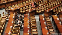 RKUHP akhirnya resmi menjadi Undang-undang. KUHP baru yang menggusur KUHP zaman penjajahan Belanda itu akan mengalami masa transisi 3 tahun dan berlaku efektif pada 2025 nanti.