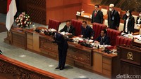 Menteri Hukum dan HAM, Yasonna Laoly menyapa anggota DPR yang hadir dalam rapat paripurna pengesahan Rancangan Kitab Undang-Undang Hukum Pidana (RKUHP).