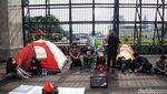 Tolak UU KUHP, Massa Dirikan Tenda di Depan DPR