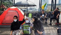 Massa juga membentangkan sejumlah poster.