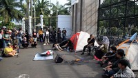 Massa dari berbagai elemen aktivis menggelar unjuk rasa di depan Gedung DPR/MPR RI, di Jl Gatot Subroto, Jakarta, Selasa (6/12/2022).
