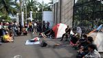 Tolak UU KUHP, Massa Dirikan Tenda di Depan DPR