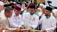 UAS dan Umar Kei menggunting pita saat peresmian masjid.