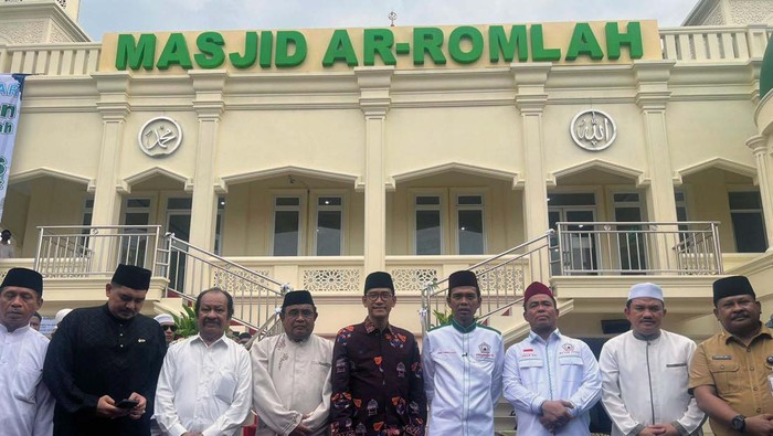 UAS dan Umar Kei Resmikan Masjid Ar-Romlah Ustaz Abdul Somad (UAS) meresmikan Masjid Ar-Romlah di Pondok Gede, Kota Bekasi. Masjid ini dibangun oleh Ketua DPP Front Pemuda Muslim Maluku Umar Kei.