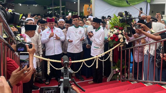 Ustaz Abdul Somad (UAS) meresmikan Masjid Ar-Romlah di Pondok Gede, Kota Bekasi. Masjid ini dibangun oleh Ketua DPP Front Pemuda Muslim Maluku Umar Kei.