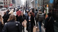 Meski mahal, New York masih memiliki banyak penduduk. Terlihat dari salah satu jalan yang dipadati pejalan kaki.