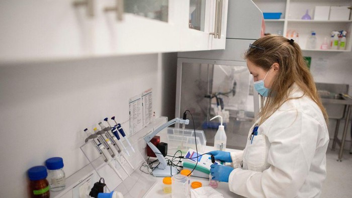 An employee at the Afrigen biotechnology company and Vaccine Hub facility, works in a laboratory in Cape Town, on October 05, 2021. - A South African biotech consortium is gearing up to make Africas first homegrown messenger RNA jab against Covid-19 in a bid to overcome unequal access to inoculations and help the continent towards vaccine autonomy. Backed by the World Health Organization (WHO), Cape Town-based Afrigen Biologics and Vaccines is leading the pilot project which will use reverse-engineering to try and get the formula from the Moderna mRNA vaccine. (Photo by RODGER BOSCH / AFP) (Photo by RODGER BOSCH/AFP via Getty Images)