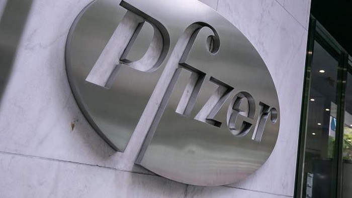 NEW YORK, NY - JULY 22: Pfizer Inc. signage is seen on July 22, 2020 in New York City. Pfizer and German biotechnology firm BioNTech have agreed to supply the U.S. government with 100 million doses of coronavirus vaccine under a $1.95 billion deal. (Photo by Jeenah Moon/Getty Images)