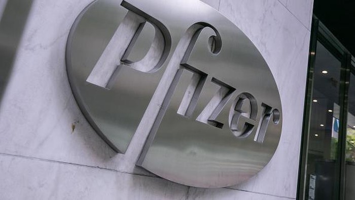 Vaksin Pfizer NEW YORK, NY - JULY 22: Pfizer Inc. signage is seen on July 22, 2020 in New York City. Pfizer and German biotechnology firm BioNTech have agreed to supply the U.S. government with 100 million doses of coronavirus vaccine under a $1.95 billion deal. (Photo by Jeenah Moon/Getty Images)