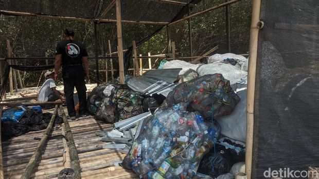 Warga di Desa Bedono, Kecamatan Sayung, Demak, jaring dan kumpulkan sampah plastik untuk dijual ke pihak ketiga. Foto diambil Selasa (6/12/2022).