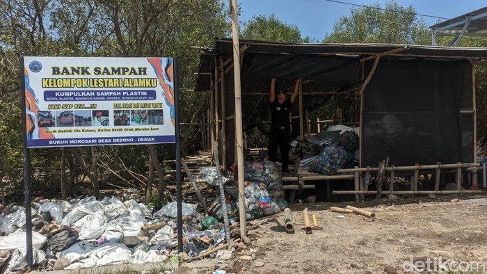 Warga di Desa Bedono, Kecamatan Sayung, Demak, jaring dan kumpulkan sampah plastik untuk dijual ke pihak ketiga. Foto diambil Selasa (6/12/2022).