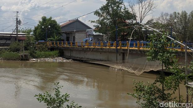 Warga di Desa Bedono, Kecamatan Sayung, Demak, jaring dan kumpulkan sampah plastik untuk dijual ke pihak ketiga. Foto diambil Selasa (6/12/2022).