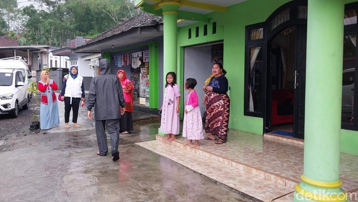 Warga di Lumajang keluar rumah usai rasakan gempa M 6,2