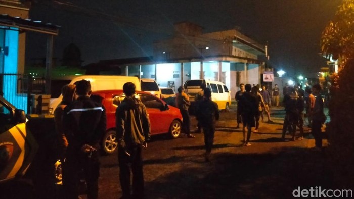 Warga Sambongpari saat berusaha mencari keberadaan pria mengamuk.
