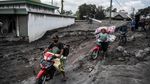 Ganasnya Muntahan Semeru Terjang Jalan hingga Jembatan dan Rumah Warga